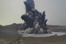 Núi lửa Taal phun trào, Philippines đóng cửa nhiều trường học 