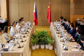Ủy viên Quốc vụ kiêm Ngoại trưởng Trung Quốc Tần Cương (giữa bên phải) gặp Ngoại trưởng Philippines Enrique Manalo tại Manila ngày 22/4/2023. (Ảnh: AFP)