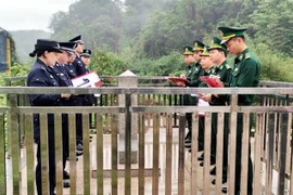 Lực lượng chức năng hai bên thông báo về tình hình quản lý, bảo vệ biên giới của mỗi bên. (Ảnh: TTXVN phát)