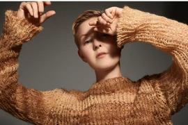 Chiếc áo len dệt từ tóc người. (Ảnh: CNN)