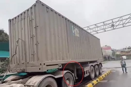 Bề ngoài của xe container "cắt nóc" không khác với xe bình thường, tuy nhiên phần thùng có thêm chân thủy lực. (Nguồn: Báo Vietnamnet)