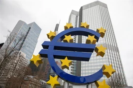 Biểu tượng đồng euro ở phía trước trụ sở Ngân hàng trung ương châu Âu tại Frankfurt am Main, Đức. (Ảnh: AFP/TTXVN)