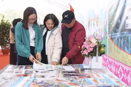 Hội báo Xuân Quý Mão 2023 tại Điện Biên thu hút nhiều bạn đọc tham quan. (Ảnh: Xuân Tư/TTXVN)