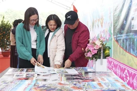 Hội báo Xuân Quý Mão 2023 tại Điện Biên thu hút nhiều bạn đọc tham quan. (Ảnh: Xuân Tư/TTXVN)