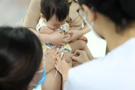 Nhân viên y tế tiêm vaccine phòng cúm cho bé tại Trung tâm tiêm chủng VNVC Trường Chinh, Hà Nội. (Ảnh: Minh Quyết/TTXVN)