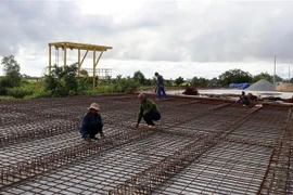 Thi công cầu Thầy Xếp trên tuyến đường ven biển Rạch Giá-Hòn Đất, Kiên Giang bằng vốn đầu tư công. (Ảnh: Lê Huy Hải/TTXVN)