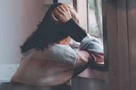 Sống cô đơn, thiếu kết nối xã hội có thể dẫn đến nguy cơ tử vong sớm. (Ảnh minh họa: APA)