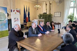 Đại sứ Đinh Toàn Thắng và phái đoàn Việt Nam làm việc với thị trưởng và lãnh đạo chính quyền thành phố Saintes. (Ảnh: Nguyễn Thu Hà/TTXVN)