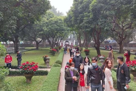 Khu di tích Văn Miếu-Quốc Tử Giám là điểm đến thu hút rất đông khách ngày đầu năm mới. (Ảnh: Đinh Thuận/TTXVN)