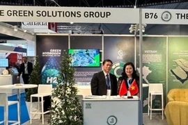 Đại sứ Việt Nam tại Hà Lan Phạm Việt Anh thăm gian hàng của Tập đoàn TGS. (Ảnh: TTXVN phát)