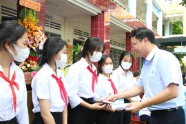 Bến Tre: Tiếp sức cho học sinh nghèo đến trường, thắp sáng tương lai