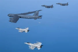 Máy bay ném bom chiến lược B-52H (giữa) của Mỹ cùng máy bay chiến đấu F-15K và KF-16 của Hàn Quốc tham gia cuộc tập trận ngày 6/3/2023. (Ảnh: Yonhap/TTXVN)
