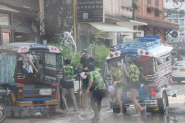 Người dân Vientiane và khách nước ngoài tham gia hội té nước. (Ảnh: Xuân Tú/TTXVN)