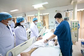 Thủ tướng thăm, chúc Tết các y bác sỹ, nhân viên y tế và bệnh nhân