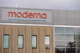 Logo của Moderna tại trụ sở ở Norwood, Massachusetts, Mỹ. (Ảnh: AFP/TTXVN)
