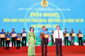 Trao thưởng cho các điển hình tiến tiến, danh hiệu Sáng kiến trong công nhân viên chức lao động Thủ đô Hà Nội năm 2020. (Ảnh: Lê Hồng/TTXVN) 