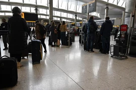 Hành khách chờ lên máy bay tại sân bay Heathrow ở thủ đô London, Anh. (Ảnh: AFP/TTXVN)