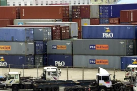 Các container hàng hóa tại cảng Busan, Hàn Quốc. (Ảnh: AFP/TTXVN)