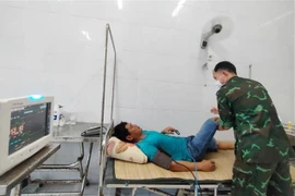 Ngư dân Nguyễn Hùng Trường đang được điều trị tại Bệnh xá đảo Song Tử Tây. (Ảnh: TTXVN phát)