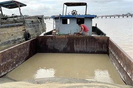 Phát hiện 2 nhóm đối tượng lén lút hút cát trên sông Đồng Nai