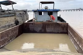 Phát hiện 2 nhóm đối tượng lén lút hút cát trên sông Đồng Nai