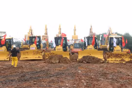 Các phương tiện khởi động thi công Dự án thành phần cao tốc đoạn Vạn Ninh-Cam Lộ tháng 1/2023. (Ảnh: Nguyên Lý/TTXVN)