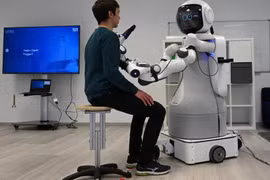 Robot Garmi có thể chẩn đoán bệnh, chăm sóc và điều trị bệnh nhân. (Nguồn: AFP)