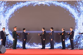 Phó Thủ tướng Chính phủ Trần Lưu Quang và các đại biểu thực hiện nghi thức bấm nút khánh thành công trình đầu mối Hồ chứa nước Ea H'leo 1. (Nguồn: Báo Đắk Lắk)