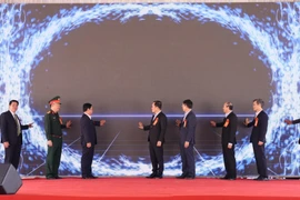 Phó Thủ tướng Chính phủ Trần Lưu Quang và các đại biểu thực hiện nghi thức bấm nút khánh thành công trình đầu mối Hồ chứa nước Ea H'leo 1. (Nguồn: Báo Đắk Lắk)