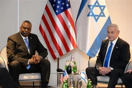Thủ tướng Israel, Benjamin Netanyahu (phải) và Bộ trưởng Quốc phòng Mỹ Lloyd Austin ngày 9/3. (Ảnh: TTXVN phát)
