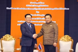 Chủ tịch Quốc hội Vương Đình Huệ tiếp Tỉnh trưởng tỉnh Udon Thani Wanchai Kongkasem. (Ảnh: Doãn Tấn/TTXVN)