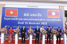 Các quan chức hai nước Lào-Việt Nam cắt băng đưa vào sử dụng sân bay Nong Khang. (Ảnh: Phạm Kiên/TTXVN) 