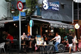 Khách quốc tế trải nghiệm không gian văn hóa trên "Phố Tây" Bùi Viện, phường Phạm Ngũ Lão, quận 1. (Ảnh: Hồng Đạt/TTXVN)