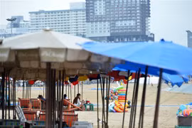 Khách du lịch tại bãi biển ở Pattaya, Thái Lan. (Ảnh: THX/TTXVN)