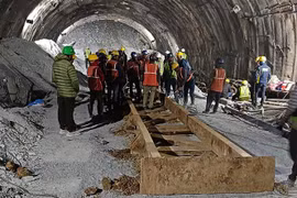 Hoạt động cứu hộ được triển khai tại hiện trường vụ sập đường hầm ở bang Uttarakhand, miền Bắc Ấn Độ ngày 13/11/2023. (Ảnh: AFP/TTXVN)