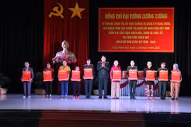 Trong ảnh: Đại tướng Lương Cường tặng quà các hộ gia đình có hoàn cảnh khó khăn tại Thừa Thiên-Huế. (Ảnh: Mai Trang/TTXVN)