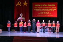 Trong ảnh: Đại tướng Lương Cường tặng quà các hộ gia đình có hoàn cảnh khó khăn tại Thừa Thiên-Huế. (Ảnh: Mai Trang/TTXVN)