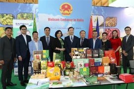 Đại sứ Việt Nam tại Italy Dương Hải Hưng cùng đại diện các doanh nghiệp tham gia Hội chợ Macfrut 2022. (Ảnh: Dương Hoa/TTXVN)