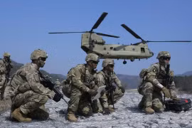 Binh sỹ Mỹ chờ lên máy bay trực thăng CH-47 Chinook trong cuộc tập trận quân sự chung với Hàn Quốc ở Pocheon hồi đầu tháng Ba. (Ảnh: AP)