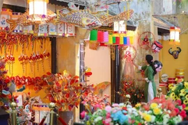 Thưởng lãm các mẫu đèn Trung Thu cổ tại Hoàng Thành Thăng Long 