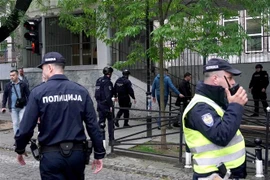 Cảnh sát điều tra hiện trường vụ xả súng tại trường học ở Belgrade, Serbia, ngày 3/5/2023. (Ảnh: AFP/TTXVN)