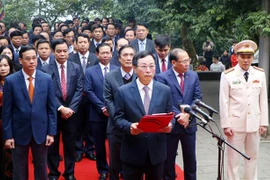 Thay mặt đồng bào cả nước, lãnh đạo tỉnh Phú Thọ dâng hương tưởng niệm, tri ân công đức các Vua Hùng. (Ảnh: Trung Kiên/TTXVN)