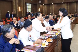Phó Bí thư Thường trực Thành ủy Nguyễn Thị Tuyến gặp mặt đại biểu văn nghệ sỹ, trí thức, chức sắc tôn giáo. (Nguồn: Cổng thông tin điện tử thành phố Hà Nội)