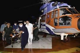 Máy bay trực thăng thành công đưa bệnh nhân về đến Bệnh viện Quân y 175, Thành phố Hồ Chí Minh. (Ảnh: TTXVN phát)