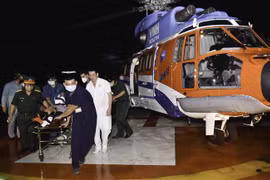 Máy bay trực thăng thành công đưa bệnh nhân về đến Bệnh viện Quân y 175, Thành phố Hồ Chí Minh. (Ảnh: TTXVN phát)