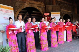 Các đại biểu cắt băng khai mạc Triển lãm “Giang sơn Việt Nam trên Cửu Đỉnh”. (Ảnh: Đỗ Trưởng/TTXVN)