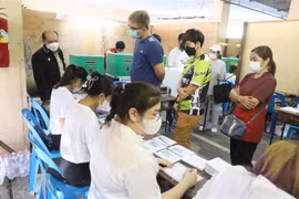 Bên trong một phòng bầu cử trước ở điểm bầu cử Văn phòng Quận Huai Khwang ngày 7/5. (Ảnh: Đỗ Sinh/TTXVN)
