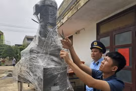 Lực lượng Quản lý Thị trường Quảng Bình kiểm tra số hàng không có giấy tờ hợp pháp. (Ảnh: Đức Thọ/TTXVN)
