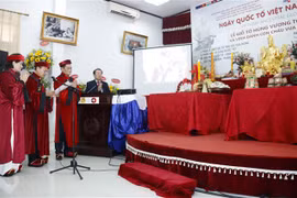 Ông Phạm Văn Hùng, Chủ tịch Tổng Hội người Việt Nam tại Lào (giữa) đọc Chúc văn tưởng nhớ, tri ân công đức các Vua Hùng. (Ảnh: Phạm Kiên/TTXVN)