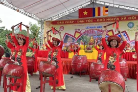 Màn trống hội khai mạc lễ hội. (Ảnh: Văn Đức/TTXVN)